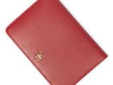 un portefeuille en cuir rouge avec un logo doré sur le devant