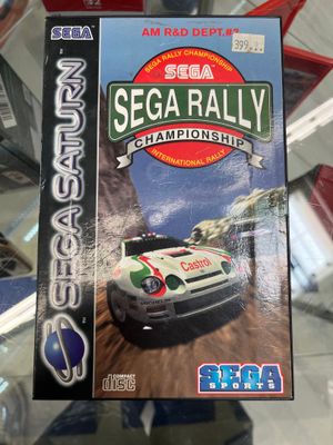 un gros plan sur une boîte du jeu « Sega Rally Championship » posée sur une table