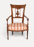 Fauteuil en bois naturel mouluré et sculpté, le dossier à lé…