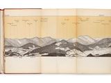 un livre ouvert sur lequel figure l'image d'une chaîne de montagnes