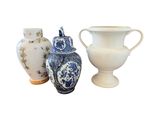 trois vases placés les uns à côté des autres sur un fond blanc