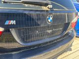 un gros plan du logo BMW à l'arrière d'une voiture