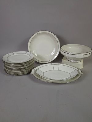 UML FRANCE. Partie de service de table en porcelaine blanche…