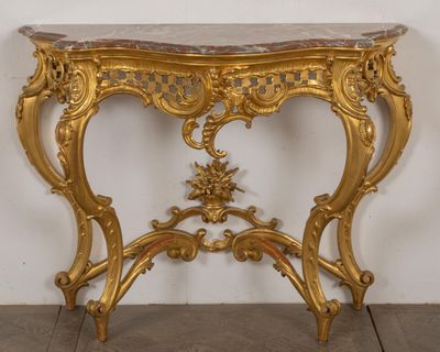 Grande console en bois sculpté et doré à décor de peigné roc…
