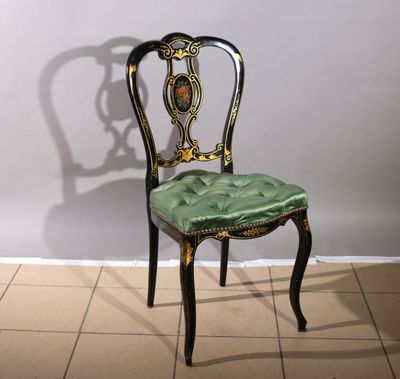 a chair that has a green seat on it