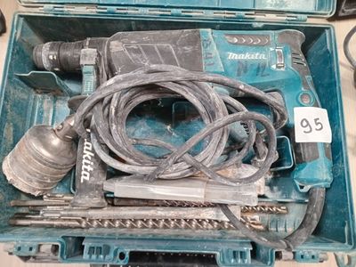 une boîte à outils bleue avec des outils sur une table