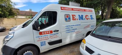 deux camionnettes garées l'une à côté de l'autre sur le bord de la route