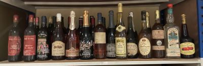 de nombreuses bouteilles de vin posées sur une étagère dans un placard