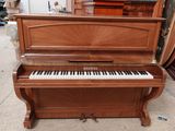 un piano posé au milieu d'une pièce
