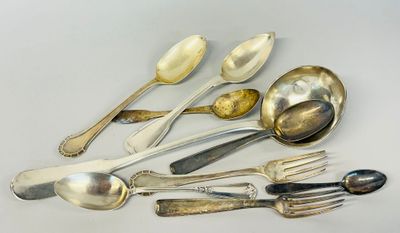 beaucoup de cuillères et de fourchettes en argent sur la table