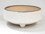 un bol blanc bordé de noir posé sur une table