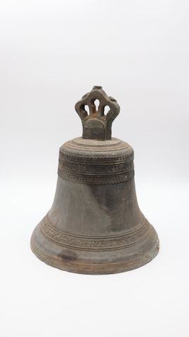 CLOCHE en bronze sculpté à décor de filets, frises feuillagée et ...