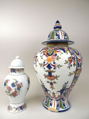 two vases that are sitting next to each other