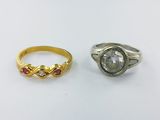 deux bagues en or et en argent, l'une sertie d'une pierre et l'autre d'un diamant