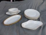 quatre assiettes et un bol posés sur une table