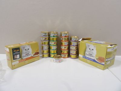 de nombreuses boîtes de conserves posées sur une table