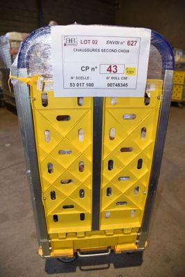 un chariot contenant de nombreux cartons dans un entrepôt
