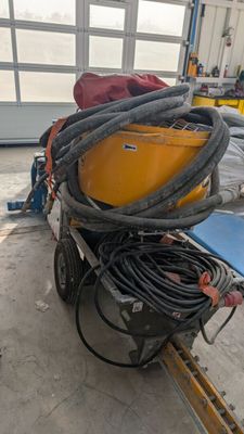 l'image d'une machine installée dans un garage