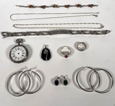 beaucoup de bijoux posés sur la table