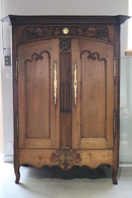 une armoire en bois ornée d'une poignée dorée