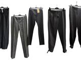 quatre paires de pantalons en cuir noir suspendues à un portant