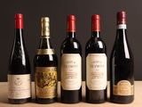 plusieurs bouteilles de vin sont alignées sur une table