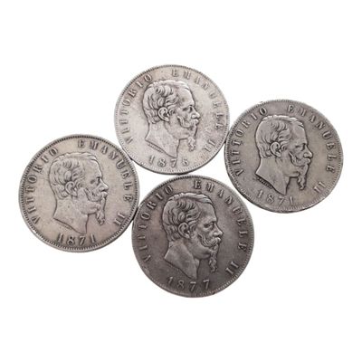 quatre types différents de pièces d'argent sur fond blanc