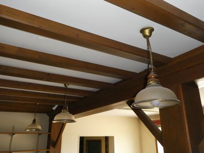 une lampe suspendue au plafond de la pièce