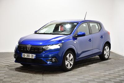 une voiture bleue est garée dans une pièce au sol à carreaux