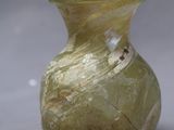 un vase en verre posé sur une table