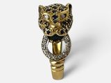 un gros plan d'une bague ornée d'une tête de léopard