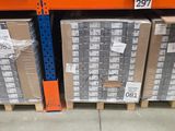 les nombreuses boîtes qui se trouvent sur les rayons du magasin