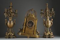 GARNITURE en bronze composée d'une pendule et d'une paire de… (photo 2)