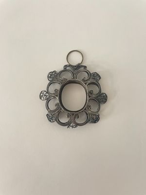 un pendentif plaqué argent orné d'un motif floral