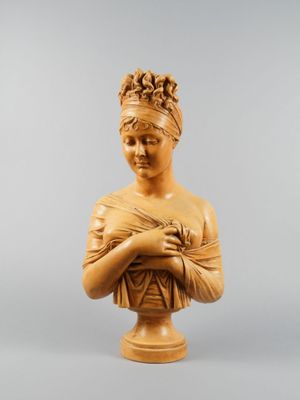 un buste sculpté représentant une femme tenant un bébé dans ses bras