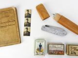 beaucoup de petits objets posés sur la table