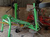 un vélo vert en cours de réparation dans un garage