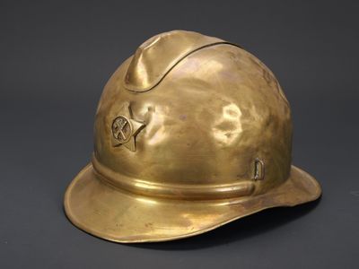 un casque de pompier ancien en laiton sur fond noir