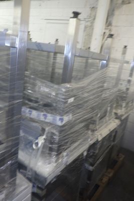 beaucoup de sacs en plastique sur une palette dans un entrepôt