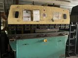 l'image d'une machine dans un garage