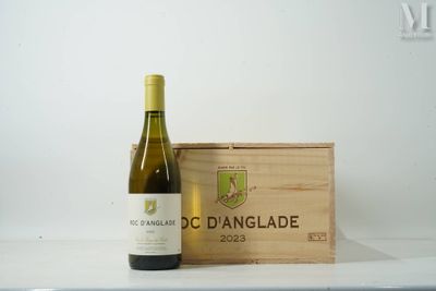 une bouteille de vin posée à côté d'une caisse en bois