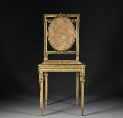 Chaise cannée en bois doré à dossier plat ajouré, à décor de…