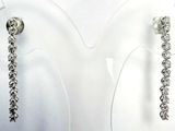 deux paires de boucles d'oreilles exposées sur un présentoir