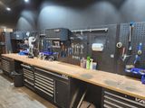 un établi avec de nombreux outils dans un garage