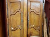 une armoire en bois surmontée de deux portes