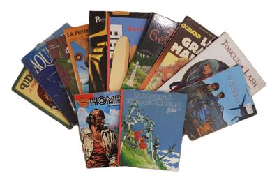 une pile de livres posés sur une table