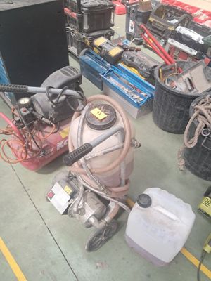 beaucoup d'outils éparpillés par terre dans un garage