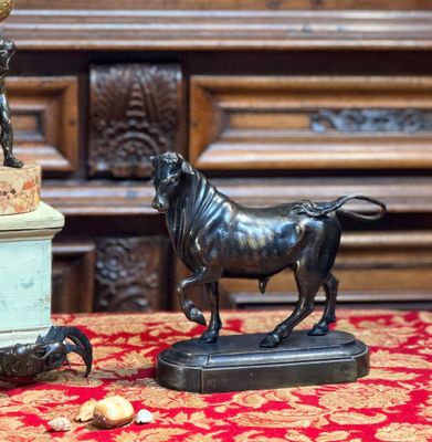 une statue représentant un cheval et une statue représentant un cheval posée sur une table
