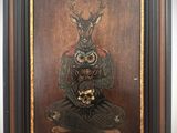 un tableau représentant un homme assis en position du lotus, avec un cerf sur la tête