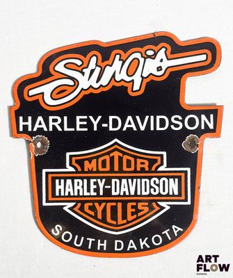 une enseigne Harley-Davidson noire et orange sur le côté d'un camion blanc
